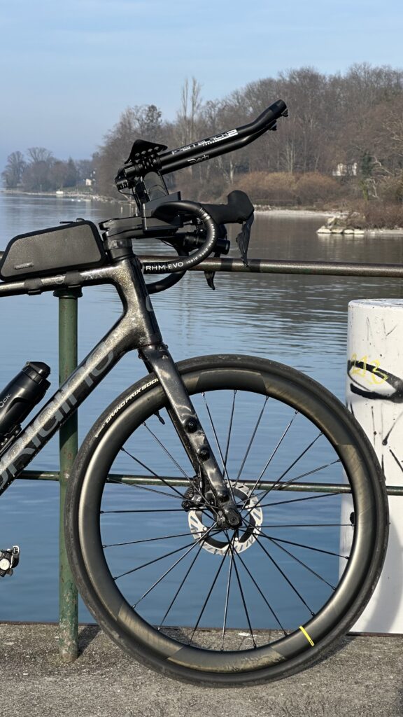 Zoom sur mon vélo pour voir la peinture et les prolongateurs aérodynamiques