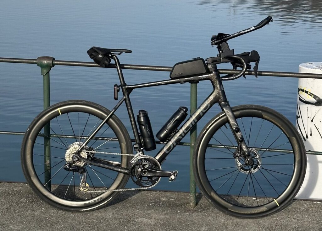 Mon vélo de route Origine Graxx III équipé de roues carbone, posé au bord du lac Léman