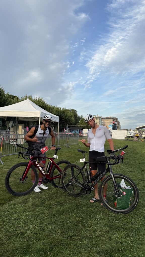 Photo avec mon ami Khalil et nos vélos avant le triathlon half de Genève