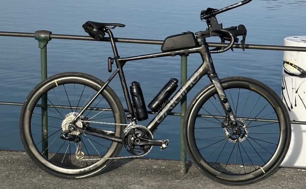 Mon vélo de route Origine Graxx III équipé de roues carbone, posé au bord du lac Léman