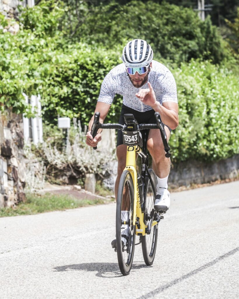 Homme à vélo lors de l’Étape du Tour Nice Col de la Couillole, première cyclosportive de montagne avec fort dénivelé.