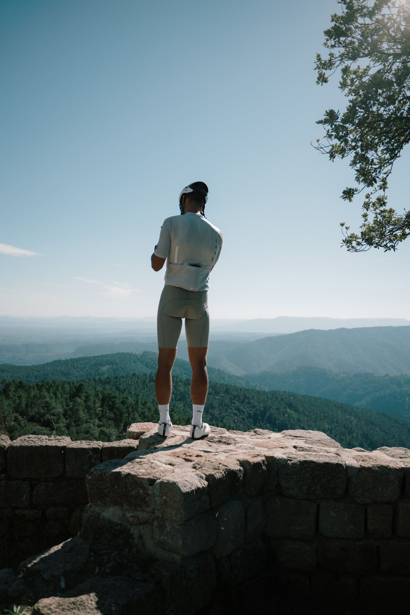 Val de dos en Ardèche, debout sur un chemin au cœur d’un paysage naturel