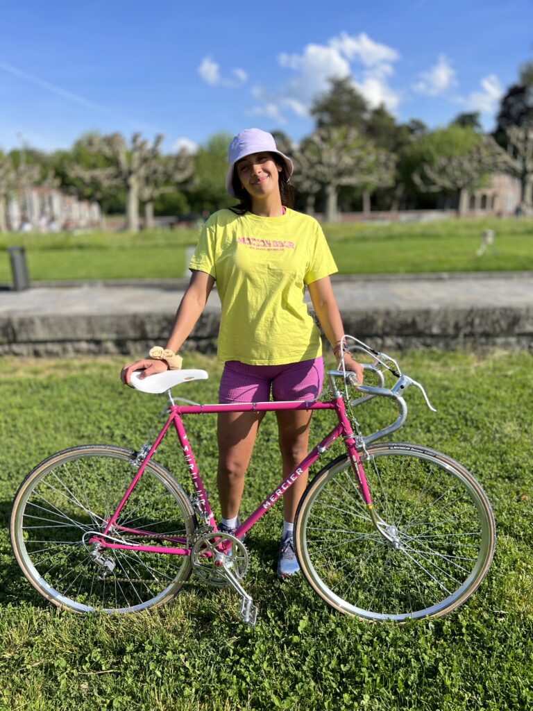 Femme sur un vélo Mercier vintage lors d’une sortie à vélo.