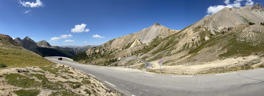 Vue panoramique au col de l’Izoard en France, route de montagne emblématique des Alpes
