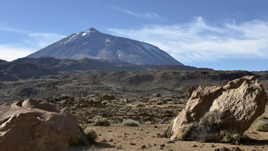 Vue du Teide depuis un trail volcanique à Tenerife en hiver