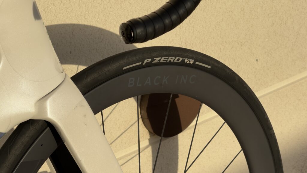 Roues Black Inc 45 mm montées sur le Factor Ostro VAM 2.0, polyvalentes et aérodynamiques