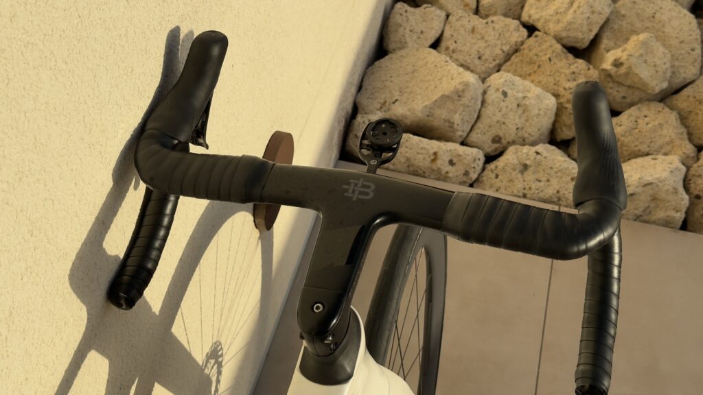 Cockpit Black Inc intégré du Factor Ostro VAM 2.0 avec ergonomie optimisée et câblerie intégrée