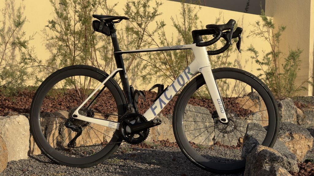 Factor Ostro VAM 2.0 testé à Tenerife sur route de montagne et terrain vallonné