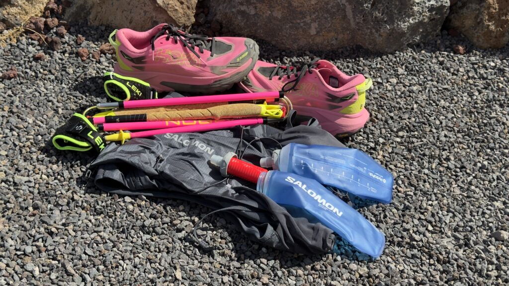 Mon matériel de trail avec chaussures Hoka, sac Salomon et matériel pour sortie longue en montagne