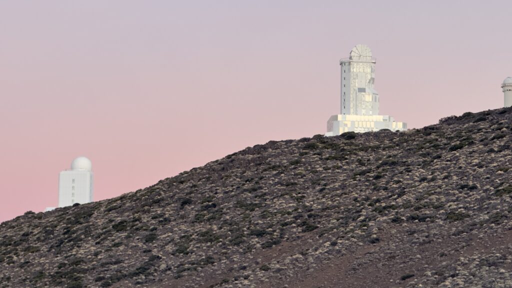 Observatoire du Teide au coucher de soleil sur le plateau à Tenerife