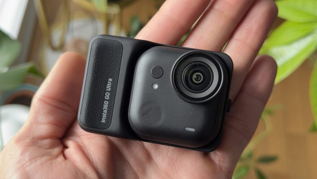 Présentation de la caméra Insta360 GO Ultra tenue à la main