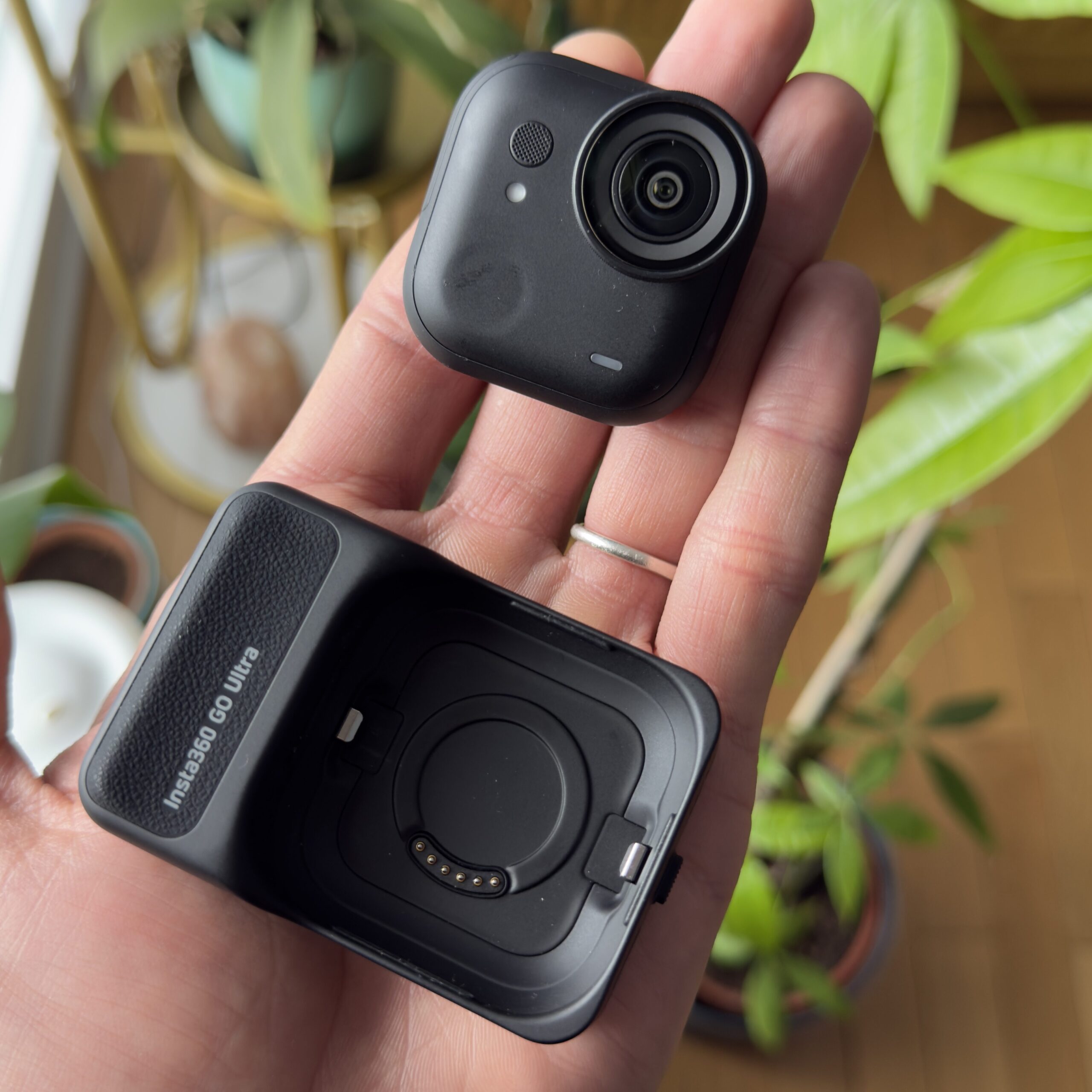 Caméra compacte Insta360 GO Ultra avec son boîtier de recharge